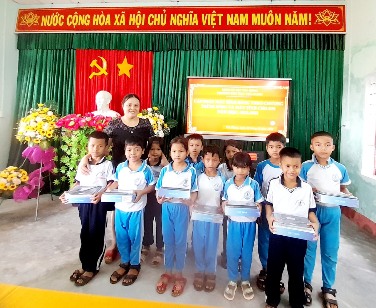 TRƯỜNG TIỂU HỌC TRÀ GIANG TỔ CHỨC CẤP PHÁT MÁY TÍNH BẢNG CHO HỌC SINH THEO CHƯƠNG TRÌNH “SÓNG VÀ MÁY TÍNH CHO EM” NĂM HỌC 2022-2023